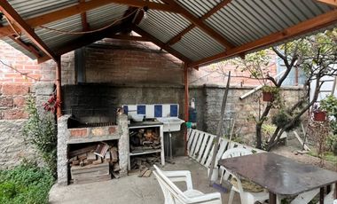 SE VENDE AMPLIA CASA CON PATIO