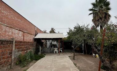 SE VENDE AMPLIA CASA CON PATIO