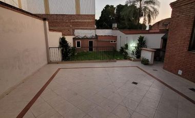Casa con local en alquiler