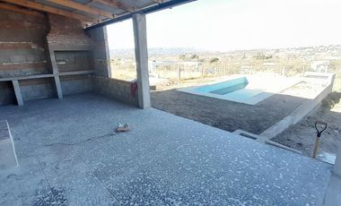 ALQUILA CABAÑA A ESTRENAR CON PILETA Y VISTA PANORAMICA  A METROS DEl RIO TANTI REF2019