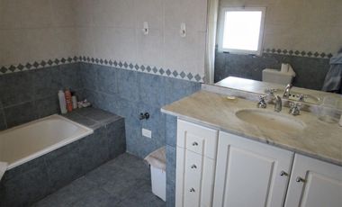 4 Dormitorios, Playroom y Escritorio. A Laguna. Amoblada.