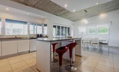 Casa en venta - 3 Dormitorios 3 Baños - Pinamar