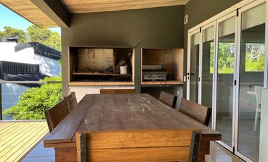 Casa en venta - 3 Dormitorios 3 Baños - Pinamar