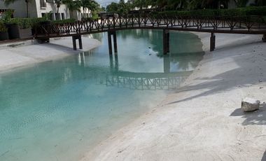 Renta hermosa Villa con paneles frente al Lago en Yucatan Country Club