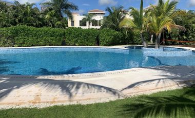 Renta hermosa Villa con paneles frente al Lago en Yucatan Country Club