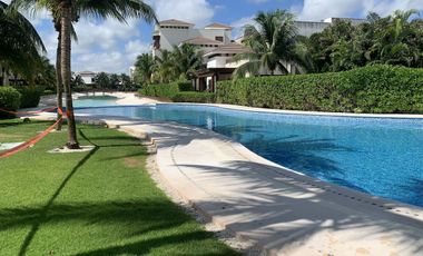 Renta hermosa Villa con paneles frente al Lago en Yucatan Country Club