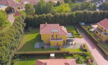 En Renta espectacular Casa Esquinera en Cota, junto al Club Pueblo Viejo