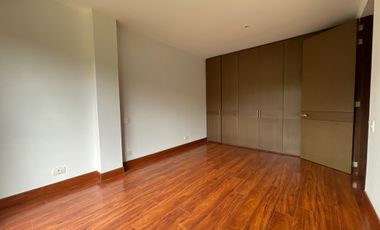 En Renta espectacular Casa Esquinera en Cota, junto al Club Pueblo Viejo