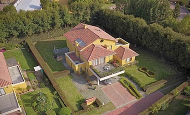 En Renta espectacular Casa Esquinera en Cota, junto al Club Pueblo Viejo