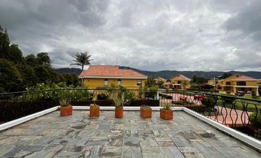 En Renta espectacular Casa Esquinera en Cota, junto al Club Pueblo Viejo