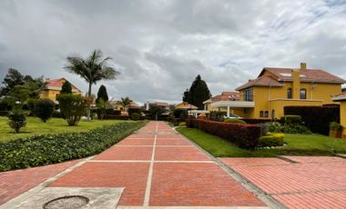 En Renta espectacular Casa Esquinera en Cota, junto al Club Pueblo Viejo