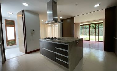 En Renta espectacular Casa Esquinera en Cota, junto al Club Pueblo Viejo