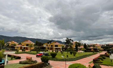 En Renta espectacular Casa Esquinera en Cota, junto al Club Pueblo Viejo