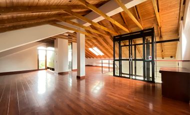En Renta espectacular Casa Esquinera en Cota, junto al Club Pueblo Viejo