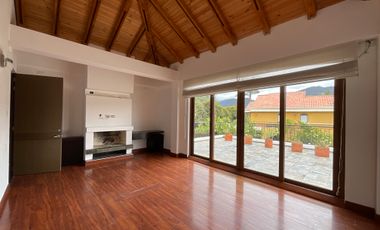 En Renta espectacular Casa Esquinera en Cota, junto al Club Pueblo Viejo