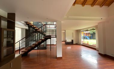 En Renta espectacular Casa Esquinera en Cota, junto al Club Pueblo Viejo