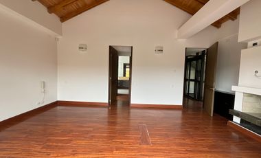 En Renta espectacular Casa Esquinera en Cota, junto al Club Pueblo Viejo