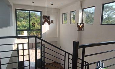 Casa en Venta con Amplio Jardín, en Coatepec.