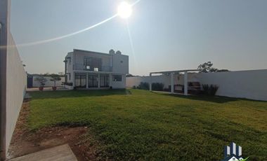 Casa en Venta con Amplio Jardín, en Coatepec.