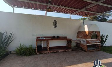Casa en Venta con Amplio Jardín, en Coatepec.