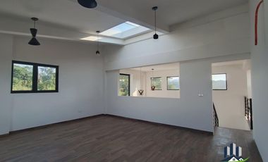 Casa en Venta con Amplio Jardín, en Coatepec.