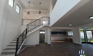 Casa en Venta con Amplio Jardín, en Coatepec.