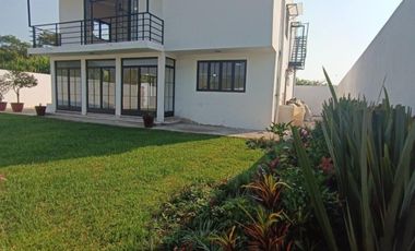 Casa en Venta con Amplio Jardín, en Coatepec.