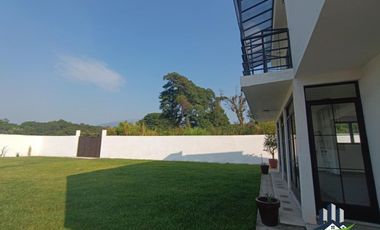 Casa en Venta con Amplio Jardín, en Coatepec.