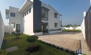 Casa en Venta con Amplio Jardín, en Coatepec.