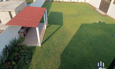 Casa en Venta con Amplio Jardín, en Coatepec.