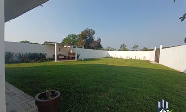 Casa en Venta con Amplio Jardín, en Coatepec.