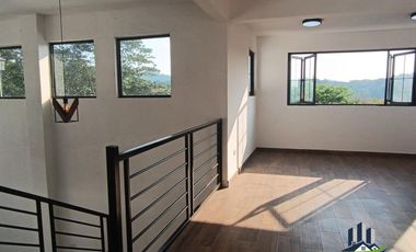 Casa en Venta con Amplio Jardín, en Coatepec.