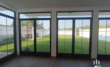 Casa en Venta con Amplio Jardín, en Coatepec.