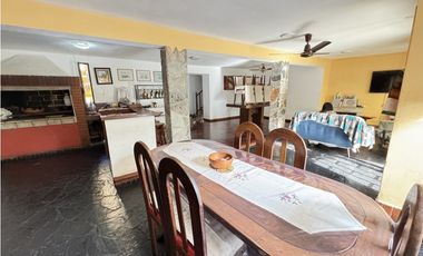 Venta de hermosa casa en calle Malvinas.