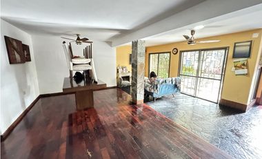 Venta de hermosa casa en calle Malvinas.