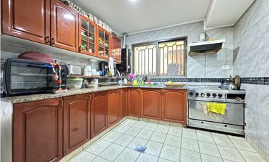 Venta de hermosa casa en calle Malvinas.