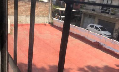 LOTE CON CASA Y 4 DPTOS ING BUDGE