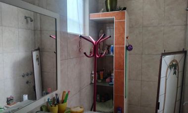 Casa de Dos Plantas con Potencial de Modificación