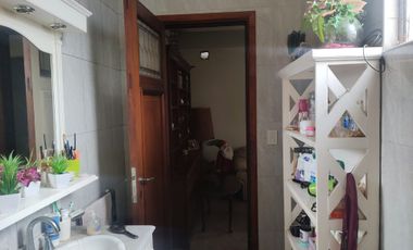 Casa de Dos Plantas con Potencial de Modificación