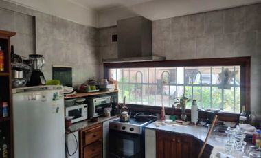 Casa de Dos Plantas con Potencial de Modificación