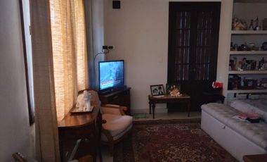 Casa de Dos Plantas con Potencial de Modificación