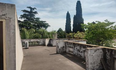 Casa de Dos Plantas con Potencial de Modificación