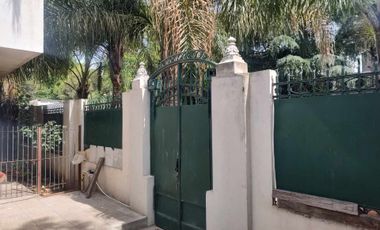 Casa de Dos Plantas con Potencial de Modificación