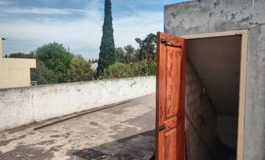 Casa de Dos Plantas con Potencial de Modificación