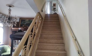 Casa de Dos Plantas con Potencial de Modificación