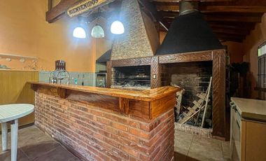 VENTA CASA 4 AMBIENTE PARQUE PARRILLA CRED PERMUTA