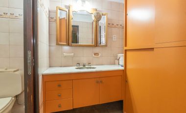 VENTA CASA CON PARQUE Y QUINCHO EN LOMAS DE ZAMORA