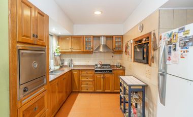 VENTA CASA CON PARQUE Y QUINCHO EN LOMAS DE ZAMORA