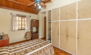VENTA CASA CON PARQUE Y QUINCHO EN LOMAS DE ZAMORA