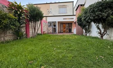 Casa 2 dormitorios con patio verde